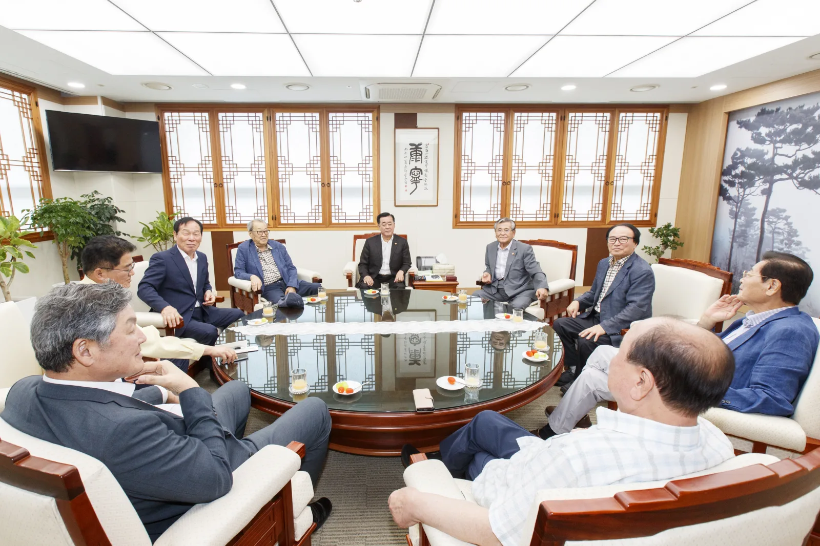 김희수 경상북도의회 의장, 역대 의장들과 오찬간담회 가져